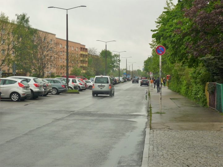 Verkehr auf Neumannstraße bei Regen