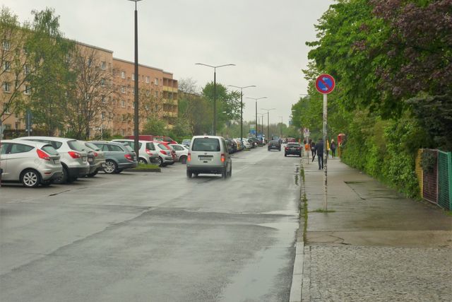 Verkehr auf Neumannstraße bei Regen