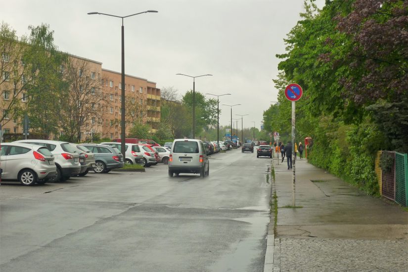 Verkehr auf Neumannstraße bei Regen
