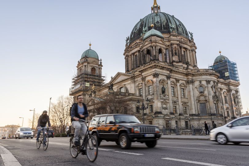 Fahrradfahrer vor dem Berliner Dom in Mitte