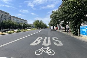 breite Fahrbahn mit Bus- und Fahrradpiktogramm
