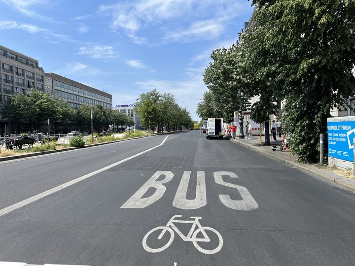breite Fahrbahn mit Bus- und Fahrradpiktogramm