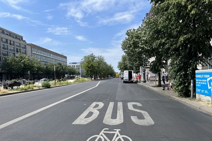 breite Fahrbahn mit Bus- und Fahrradpiktogramm