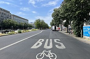 breite Fahrbahn mit Bus- und Fahrradpiktogramm