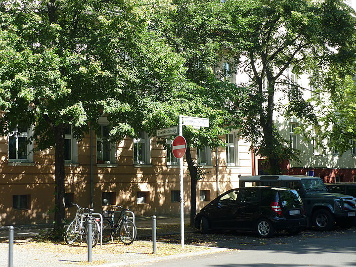 Fahrräder geparkt am Zionskirchplatz
