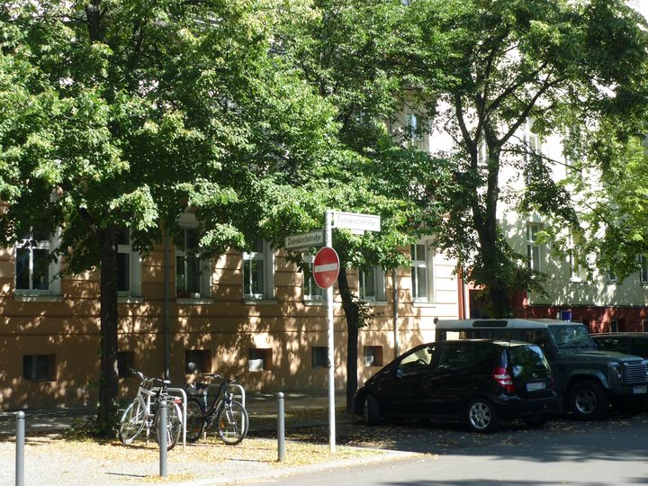 Fahrräder geparkt am Zionskirchplatz