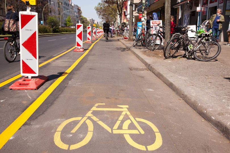 Pop-Up Radweg Kottbusser Damm mit Abtrennung zum Verkehr durch Leitbake