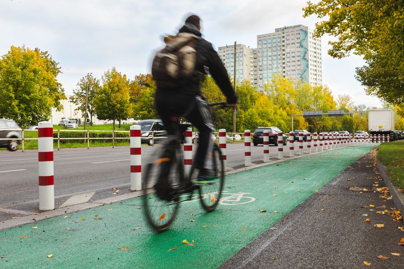 Radfahrer auf geschütztem und grün markiertem Radfahrstreifen Alt-Friedrichsfelde