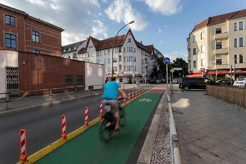 Radfahrer auf grün markiertem Radstreifen mit Protektionselementen Edisonstraße Höhe Schnellerstraße
