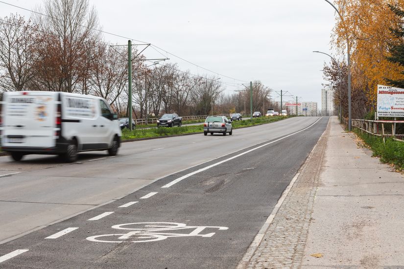 Radfahrstreifen auf östlicher Rhinstraße