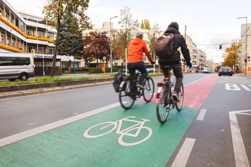 Radfahrende auf grün beschichtetem Radfahrstreifen Werbellinstraße
