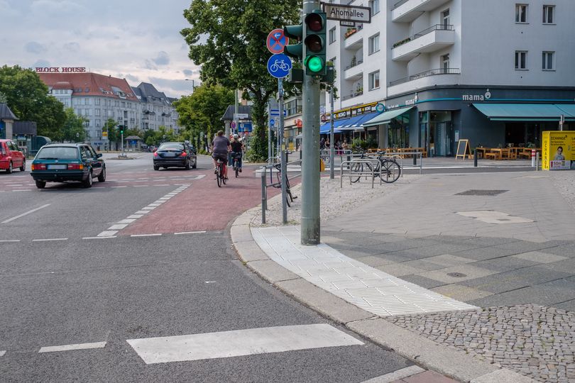 Fahrradfahrer nutzen am Theodor-Heuss-Platz eine rot-markierte Radfahrstreifen