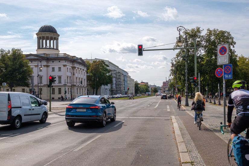 Straße und Radweg entlang Spandauer Damm