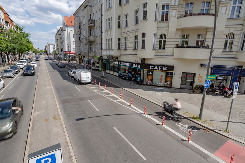 Blick auf die Grunewaldstraße aus der Vogelperspektive, Autoverkehr, geschützter Radfahrstreifen, Geschäfte