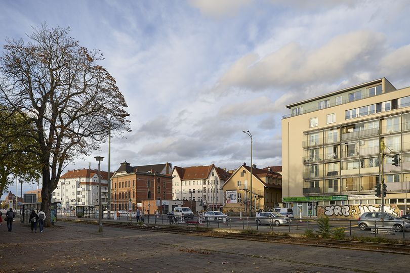 Vorplatz vom Bahnhof Schöneweide mit Tram-Haltestelle