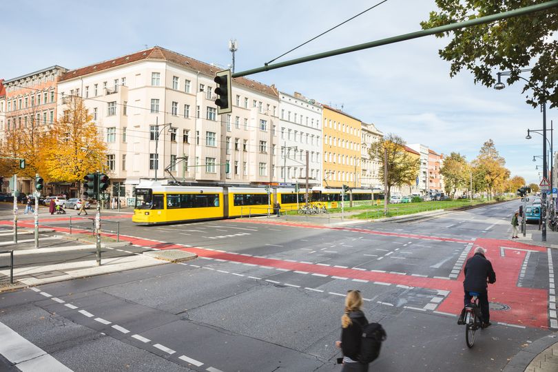 Rot markierte Kreuzung an der Greifswalder Straße