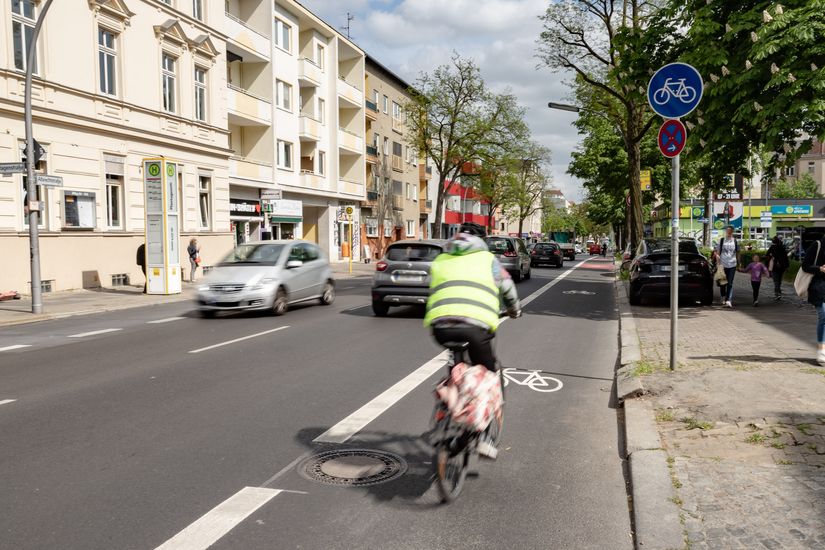 Fahrrad auf dem Radfahrstreifen in der Albrechtstraße