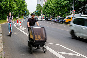 Radfahrer und E-Scooter auf Radfahrstreifen der Friedenstraße