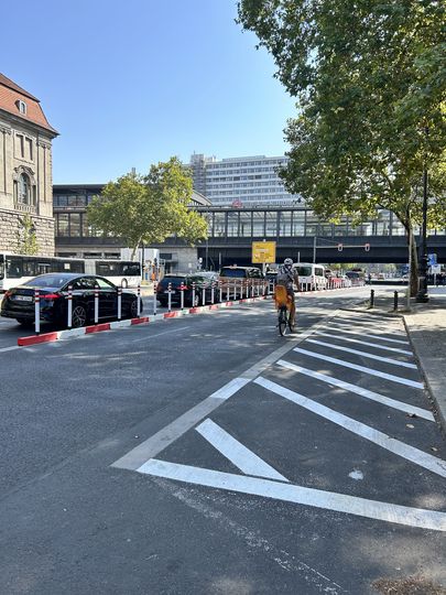 Geschützter Radfahrsteifen auf Hardenbergstraße mit Pollern und Bodenschwellen.