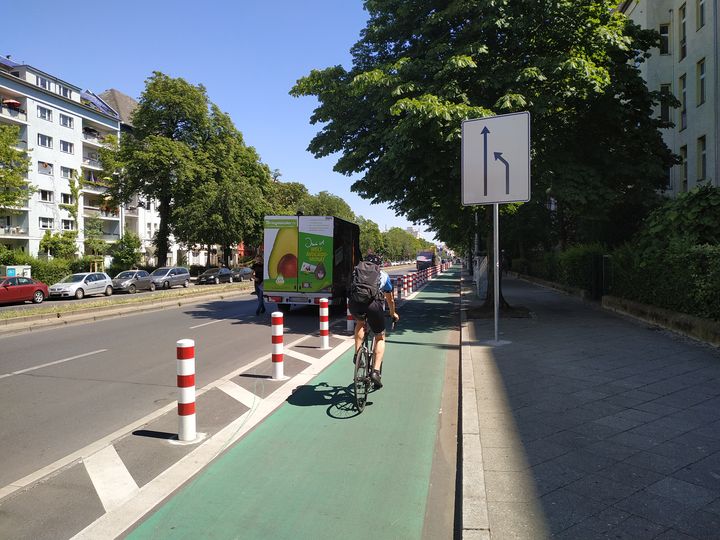 Geschützter Radfahrstreifen an der Hasenheide