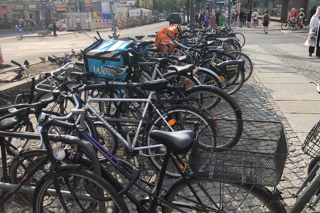 Viele Fahrräder angeschlossen an Fahrradbügeln am Hermannplatz in Neukölln