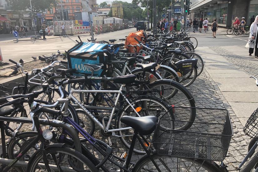 Viele Fahrräder angeschlossen an Fahrradbügeln am Hermannplatz in Neukölln