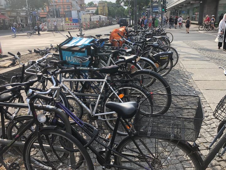 Viele Fahrräder angeschlossen an Fahrradbügeln am Hermannplatz in Neukölln