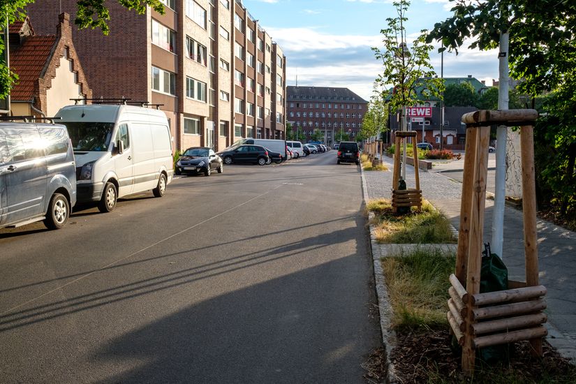 Asphaltierte Straße für Radfahrende und Autos neben Gehwegbereich Ernstraße
