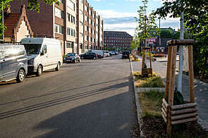 Asphaltierte Straße für Radfahrende und Autos neben Gehwegbereich Ernstraße