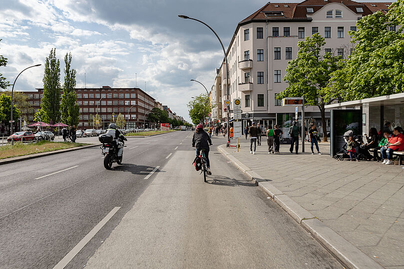 Blick auf die Müllerstraße am Leopoldplatz ohne Infrastruktur für Radfahrende