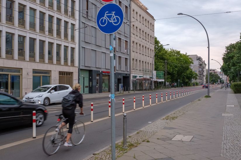 Geschützter Radfahrstreifen mit Pollern entlang Invalidenstraße in Berlin Mitte