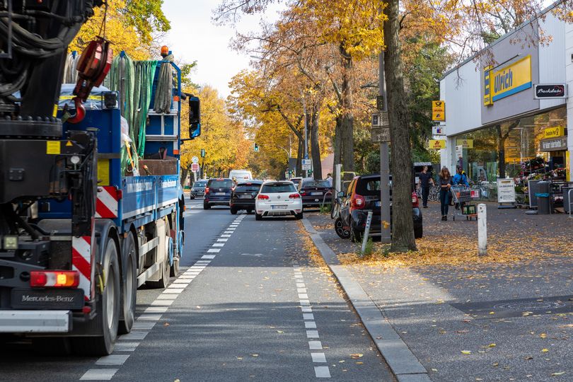 Radfahrstreifen Bernauer Straße vor Supermarkt