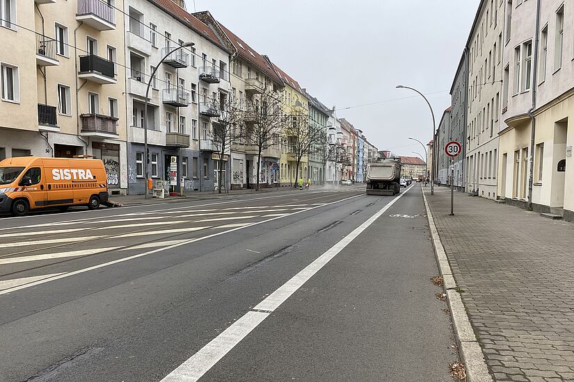 Weißmarkierter Radfahrstreifen mit einem Piktogramm auf der Tempo 30 Zone