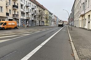 Weißmarkierter Radfahrstreifen mit einem Piktogramm auf der Tempo 30 Zone