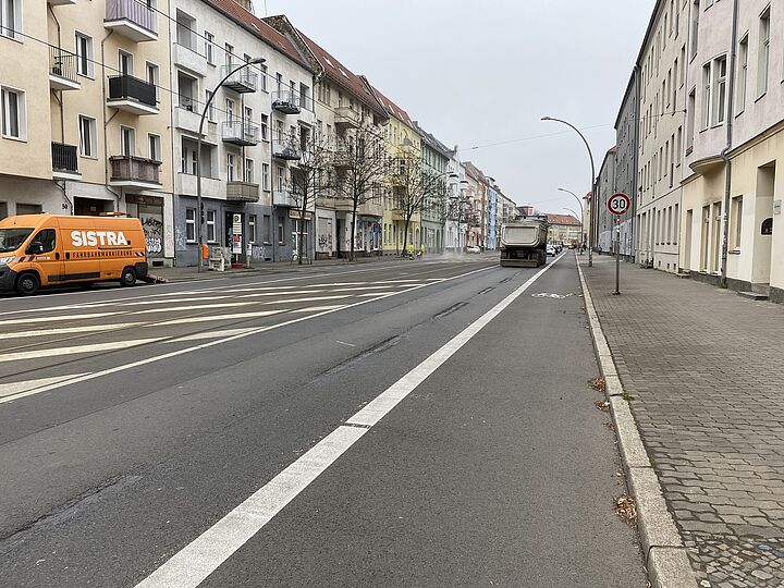 Weißmarkierter Radfahrstreifen mit einem Piktogramm auf der Tempo 30 Zone