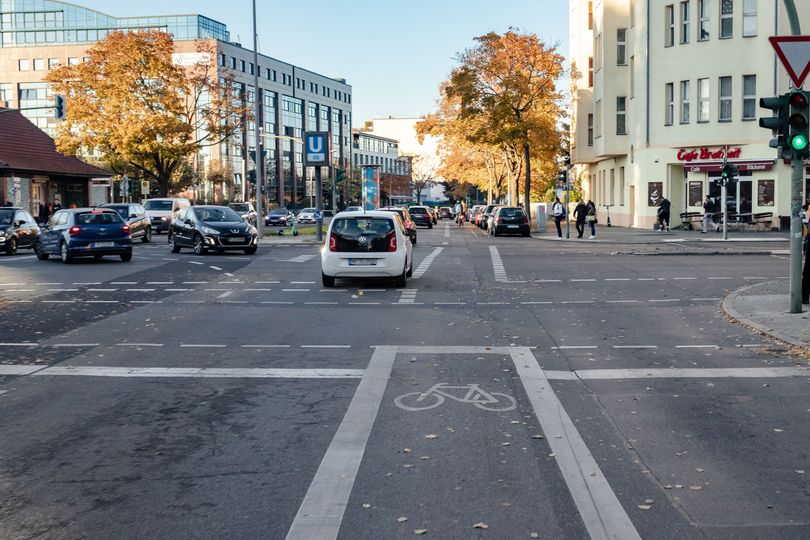 Fahrradschutzstreifen an Kreuzung Opernroute Nord