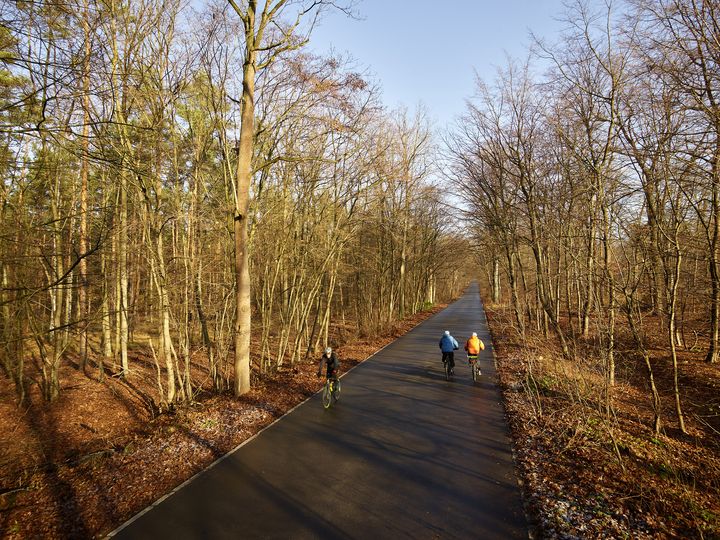 Radfahrende auf Kronprinzessinnenweg