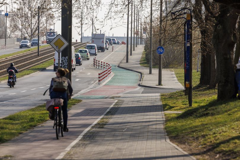 Fahrradfahrerin fährt auf Radweg in Marzahn-Hellersdorf