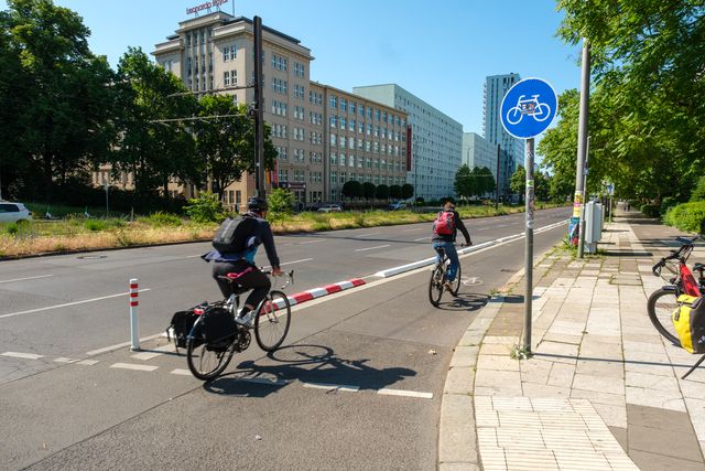 Radfahrer fahren auf einem geschütztem Radfahrstreifen.