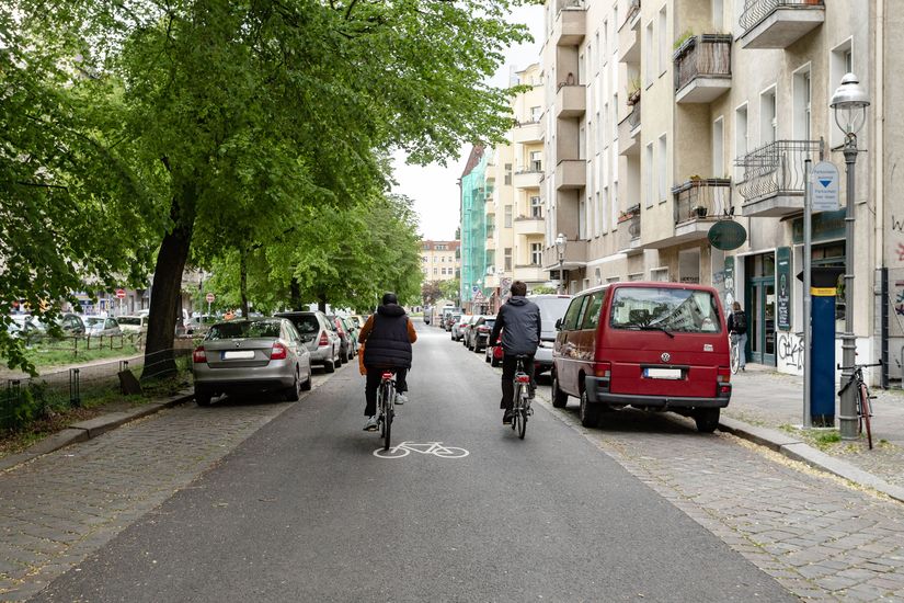 Zwei Fahrradfahrende auf der Fahrradstraße in der Antwerpener Straße