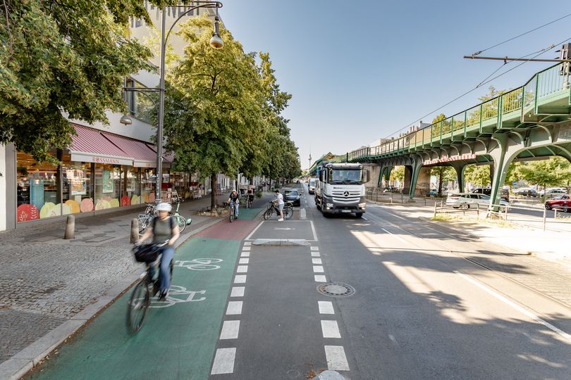 Geschützter Radfahrstreifen und Querungsstelle für Fußverkehr auf der Schönhauser Allee