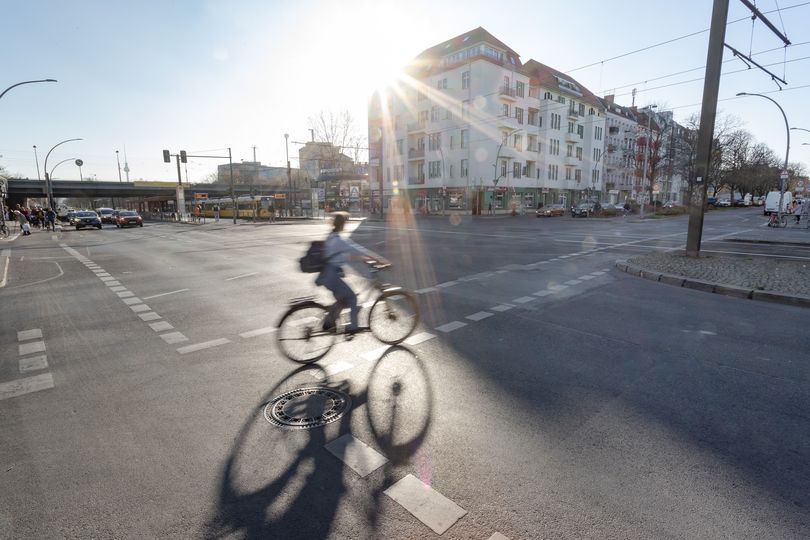 Radfahrerin auf Kreuzung Greifswalder Straße in Berlin Prenzlauer Berg