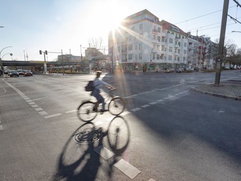 Radfahrerin auf Kreuzung Greifswalder Straße in Berlin Prenzlauer Berg