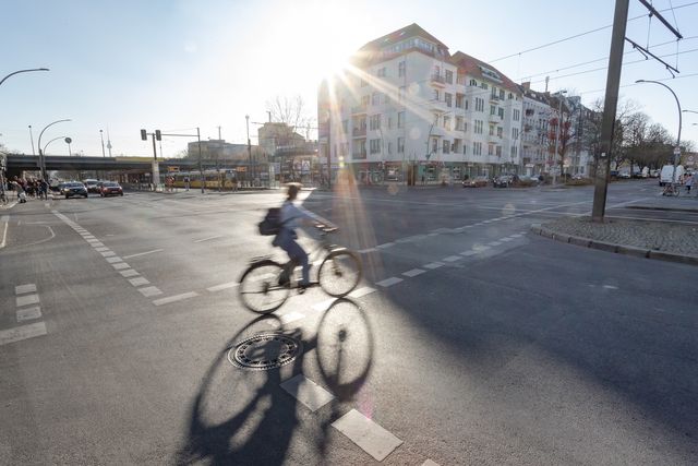 Radfahrerin auf Kreuzung Greifswalder Straße in Berlin Prenzlauer Berg