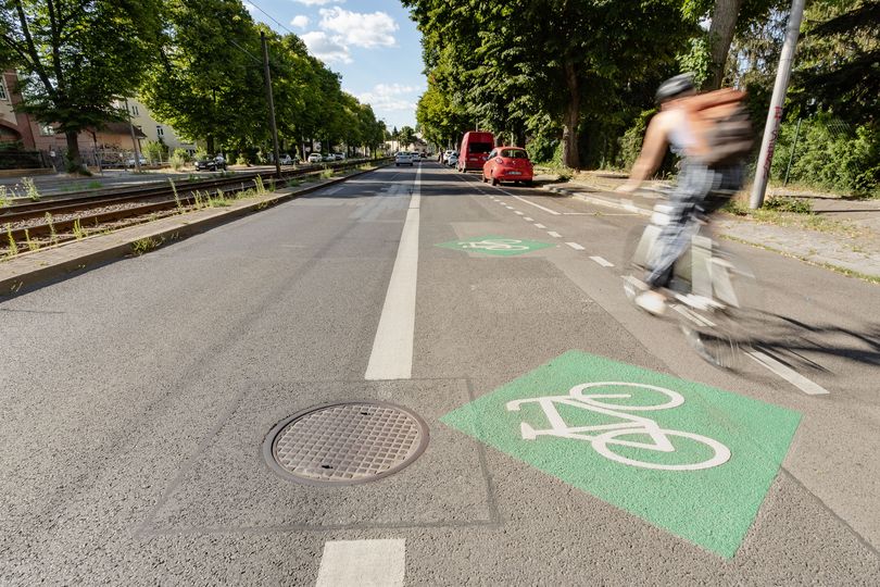 Radfahrstreifen mit rautenförmiger Grünbeschichtung