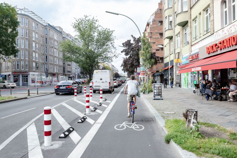 Radfahrstreifen durch Protektionselemente geschützt auf Kottbusser Damm