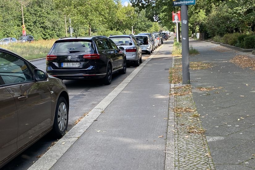 Radweg an der Wuhlheide zwischen Gehweg und parkenden Autos