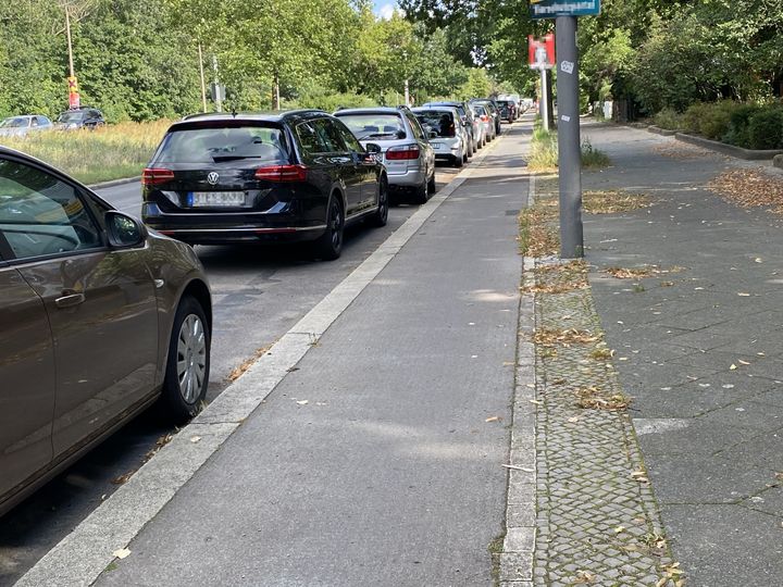 Radweg an der Wuhlheide zwischen Gehweg und parkenden Autos