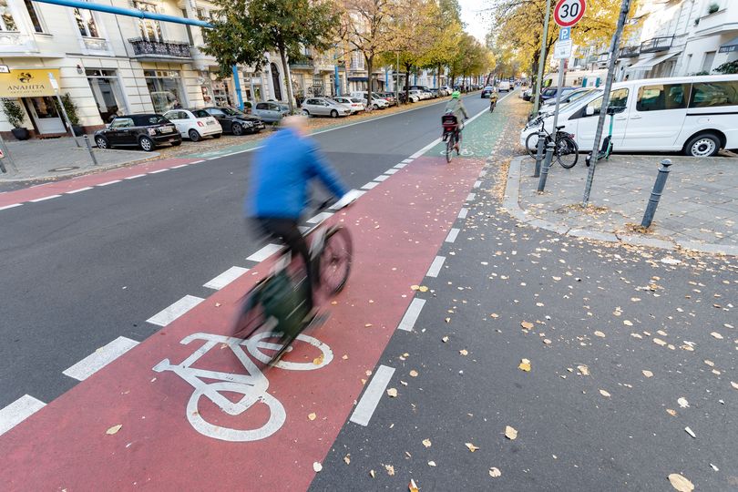 Radfahrende auf rot beschichtetem Radweg Schlüterstraße