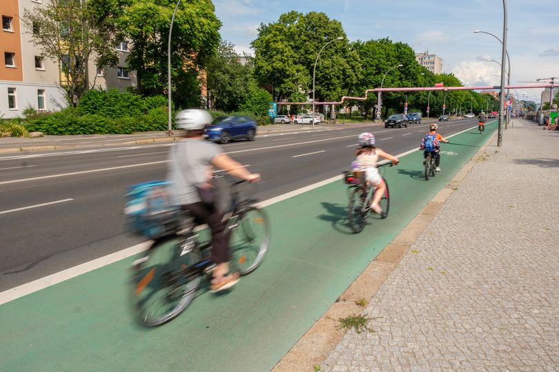 Radfahrende auf dem neuen Radschutzstreifen der Stralauer Allee